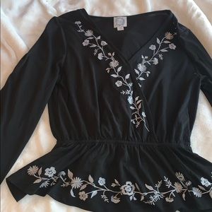 Super cute long sleeve top!!